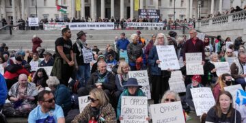 Manifestantes en Trafalgar Square exigen la derogación de la prohibición impuesta a Palestine Action en Londres.