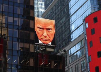 Trump amenaza a Irán por posibles tarifas a buques en Ormuz, generando tensión en el entorno marítimo global.