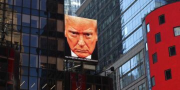 Trump amenaza a Irán por posibles tarifas a buques en Ormuz, generando tensión en el entorno marítimo global.