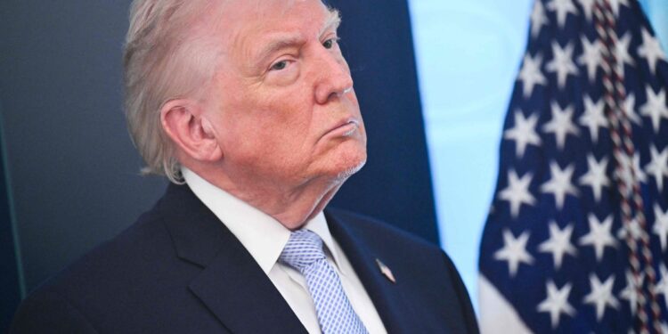 Donald Trump utiliza comparaciones históricas y lanza amenazas mientras avanza la crisis con Irán y el conflicto en Europa.