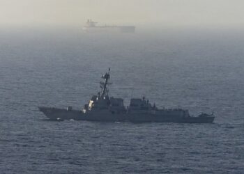 La reciente orden de Trump pone en riesgo la tensión entre Estados Unidos e Irán en el estrecho de Ormuz.