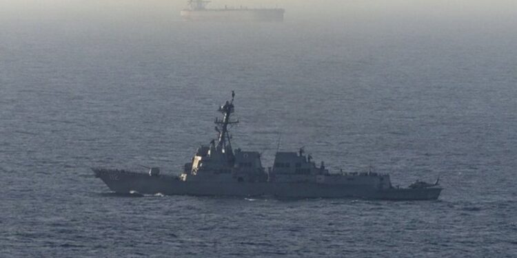 La reciente orden de Trump pone en riesgo la tensión entre Estados Unidos e Irán en el estrecho de Ormuz.