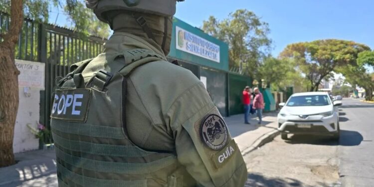 Los recientes episodios de violencia en instituciones educativas de Chile alertan sobre una crisis que afecta a los jóvenes.