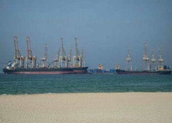 El bloqueo naval de Estados Unidos frenó las exportaciones petroleras de Irán, forzando el almacenamiento en buques cisterna.