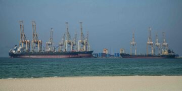 El bloqueo naval de Estados Unidos frenó las exportaciones petroleras de Irán, forzando el almacenamiento en buques cisterna.