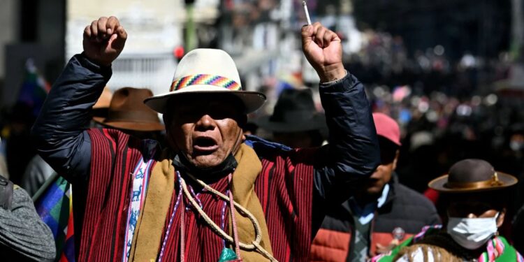 Las manifestaciones en Bolivia crecen, líderes bolivianos piden la salida de Rodrigo Paz tras enfrentamientos en La Paz.