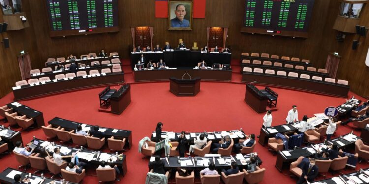 El congreso de Taiwán destina 25 mil millones de dólares para modernizar su defensa, destacando la propuesta del Kuomintang.