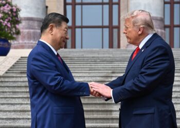 Xi Jinping insta a Trump a priorizar la colaboración y evitar el conflicto en las relaciones entre China y Estados Unidos.