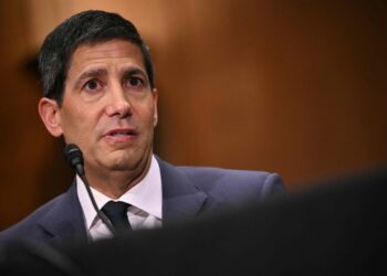 El Senado de Estados Unidos confirma a Kevin Warsh, un aliado de Trump, como gobernador de la Reserva Federal.