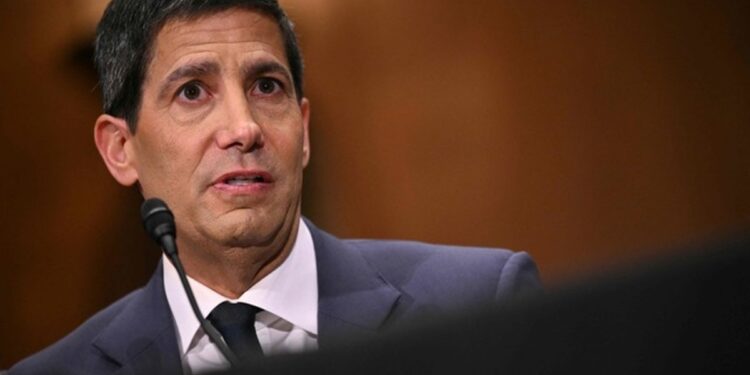 El Senado de Estados Unidos confirma a Kevin Warsh, un aliado de Trump, como gobernador de la Reserva Federal.