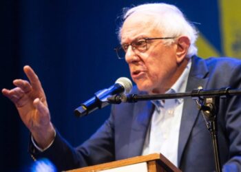 Bernie Sanders advierte que la guerra con Irán no fortalecerá a Estados Unidos. Su mensaje resuena en un contexto crítico.