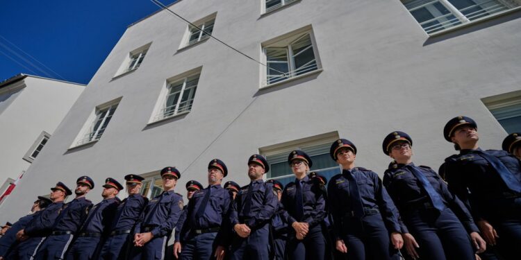 Austria reabre la casa natal de Hitler como comisaría para combatir las peregrinaciones extremistas que rinden homenaje al dictador.