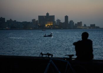 Cuba restablece su suministro eléctrico después de una serie de apagones que han afectado la vida diaria.
