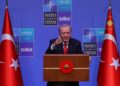 Recep Tayyip Erdogan obsequia revólveres a líderes de la OTAN, generando debate sobre la seguridad mundial.