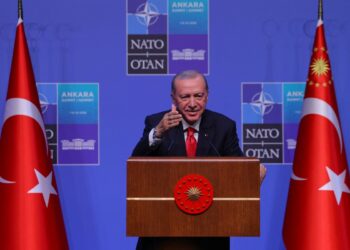 Recep Tayyip Erdogan obsequia revólveres a líderes de la OTAN, generando debate sobre la seguridad mundial.