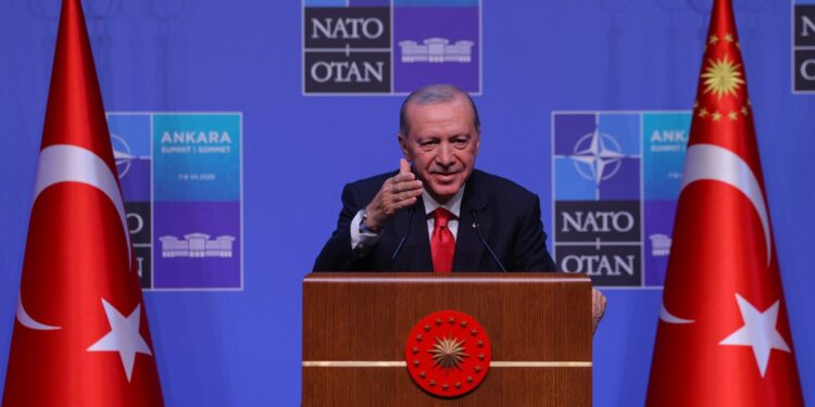 Recep Tayyip Erdogan obsequia revólveres a líderes de la OTAN, generando debate sobre la seguridad mundial.