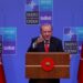 Recep Tayyip Erdogan obsequia revólveres a líderes de la OTAN, generando debate sobre la seguridad mundial.