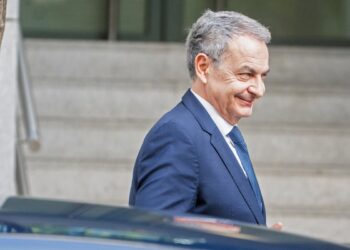 Julio Martínez acusa a Rodríguez Zapatero de ser el principal beneficiario en un esquema de corrupción.