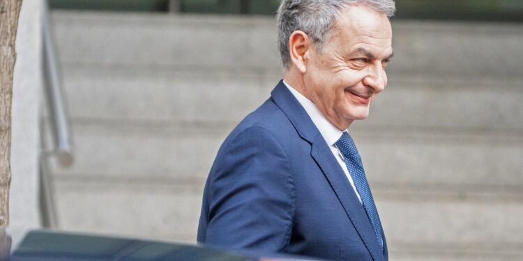 Julio Martínez acusa a Rodríguez Zapatero de ser el principal beneficiario en un esquema de corrupción.