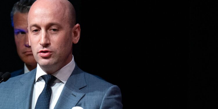 Stephen Miller asegura que los cárteles afectan el sistema judicial y político en México. Descubre sus declaraciones.