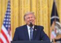 El presidente Trump arremete contra cadenas como ABC y NBC por no transmitir su discurso reciente. Conoce los detalles.