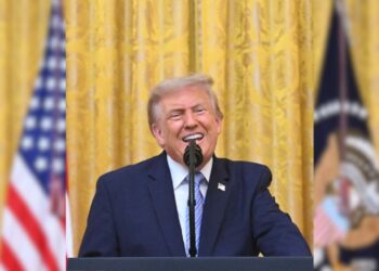 El presidente Trump arremete contra cadenas como ABC y NBC por no transmitir su discurso reciente. Conoce los detalles.