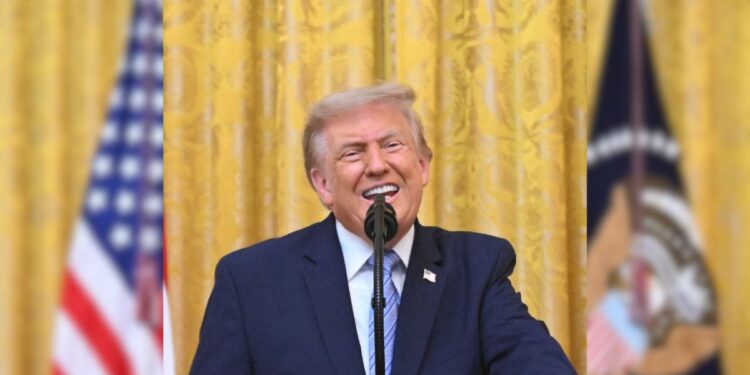 El presidente Trump arremete contra cadenas como ABC y NBC por no transmitir su discurso reciente. Conoce los detalles.