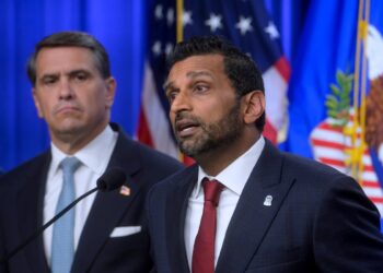 El FBI establece vínculos policiales sin precedentes con China y Rusia, ¿qué implica esto para la seguridad global?
