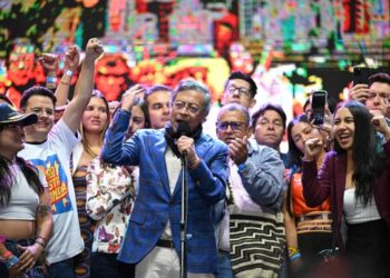Este viernes, Petro advierte sobre la defensa de las conquistas del pueblo en un contexto de cambio presidencial en Colombia.