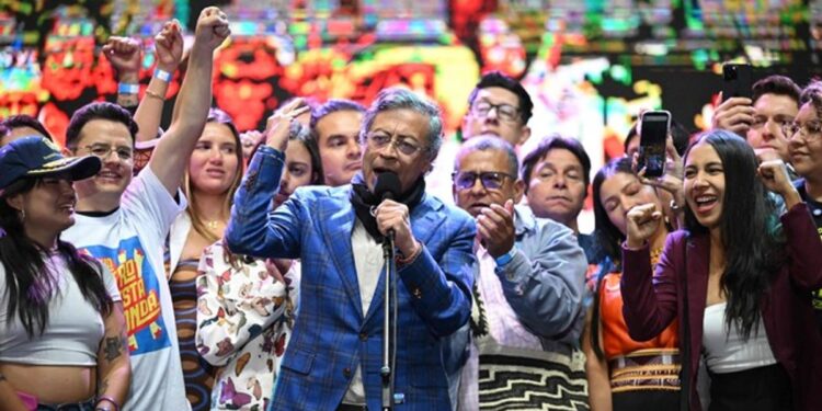 Este viernes, Petro advierte sobre la defensa de las conquistas del pueblo en un contexto de cambio presidencial en Colombia.