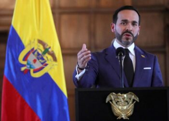 El gobierno colombiano implementa medidas económicas tras terremoto, incluyendo la creación de nuevos impuestos. Descubre más.