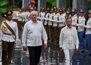 El presidente colombiano Gustavo Petro se opone a la guerra en el Caribe y busca soluciones pacíficas desde Cuba.