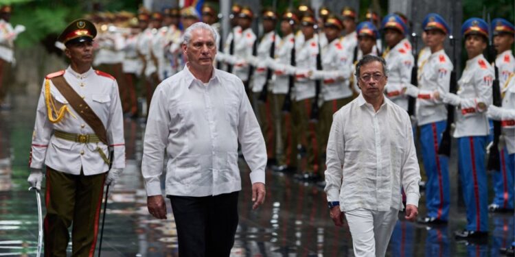 El presidente colombiano Gustavo Petro se manifiesta en contra de la guerra en el Caribe durante su visita a Cuba.