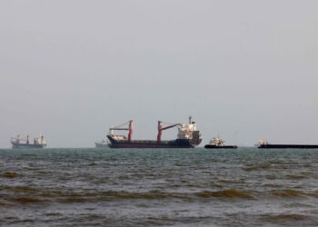 Tensión creciente: EU ataca buque Vela Nova que se acercaba a un puerto iraní. Descubre lo sucedido.