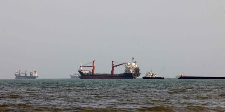 Tensión creciente: EU ataca buque Vela Nova que se acercaba a un puerto iraní. Descubre lo sucedido.