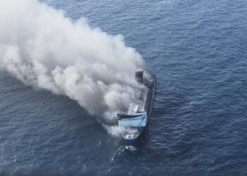 Un incendio en un ferry de Indonesia ha resultado en múltiples víctimas, desatando la búsqueda de desaparecidos en su trayecto.