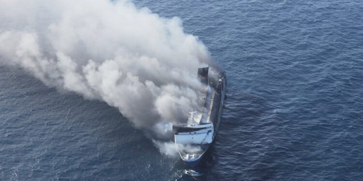 Un incendio en un ferry de Indonesia ha resultado en múltiples víctimas, desatando la búsqueda de desaparecidos en su trayecto.