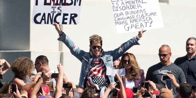 Milo Yiannopoulos, figura controvertida de la ultraderecha, fue deportado a su país de origen por ilegalidad.