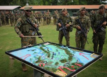 El despliegue militar en Panamá aborda el narcotráfico tras los recientes cambios en el gobierno colombiano.