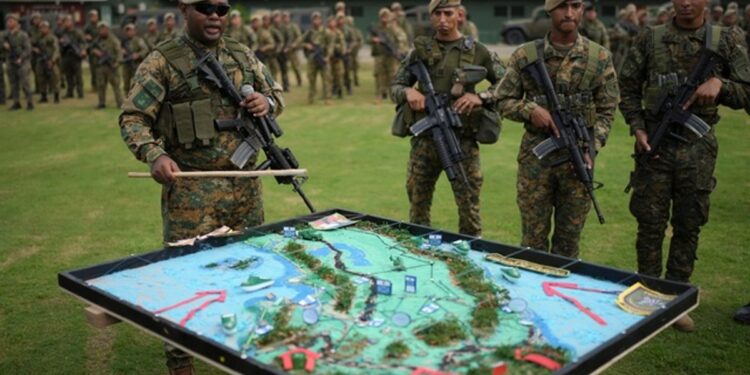 El despliegue militar en Panamá aborda el narcotráfico tras los recientes cambios en el gobierno colombiano.