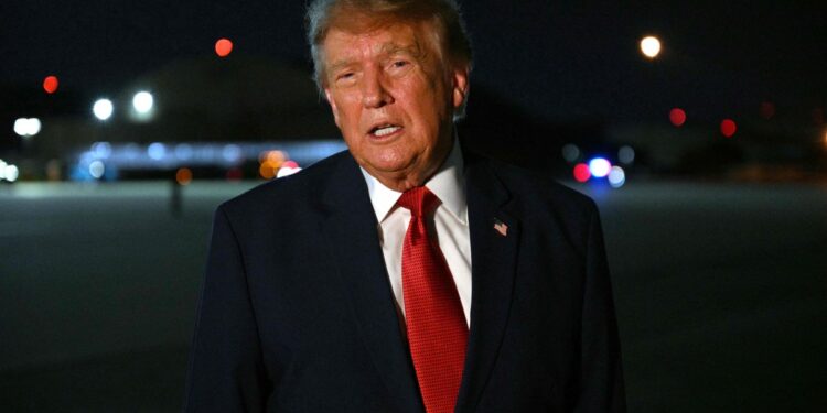 El expresidente Trump revela su escapada de Turquía en un contenedor de catering tras una alerta de Irán.