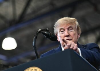 Donald Trump revela planes de declarar el estrecho de Ormuz como territorio estadounidense, generando controversia internacional.