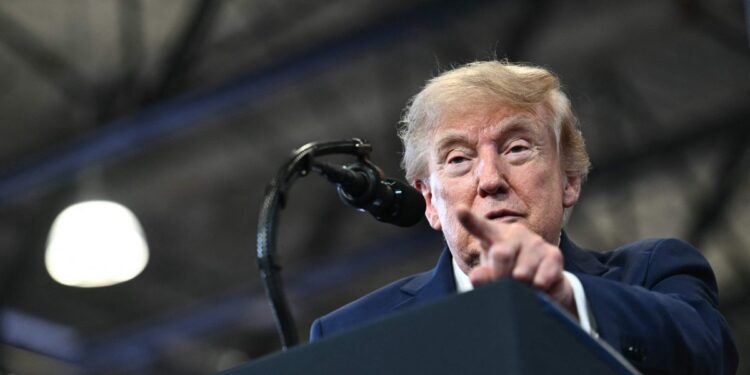 Donald Trump revela planes de declarar el estrecho de Ormuz como territorio estadounidense, generando controversia internacional.