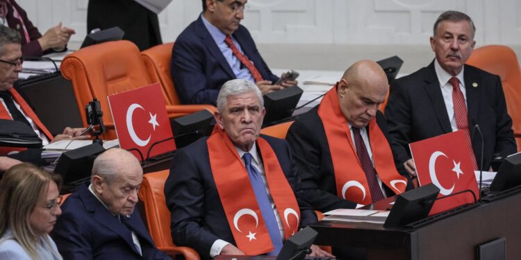 La reciente medida del gobierno turco podría liberar a miles de detenidos vinculados al PKK, transformando el panorama político.